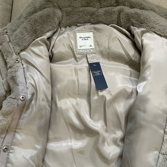 Women’s Brand New Abercrombie Faux Fur Coat, Size Medium - Picture 2 of 5